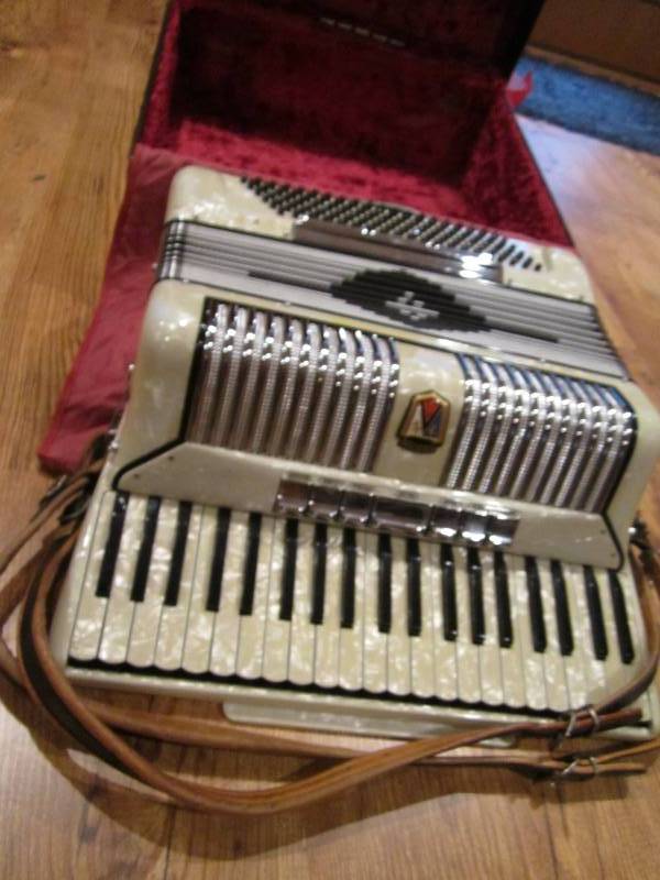 lot 2 image: Morbidoni accordian with case...