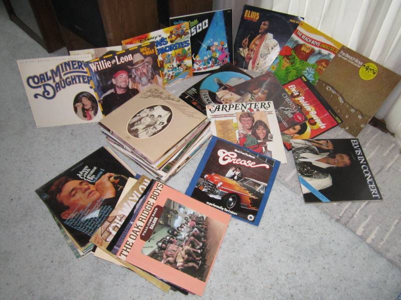 lot 4 image: Vintage vinyl record albums, includ...