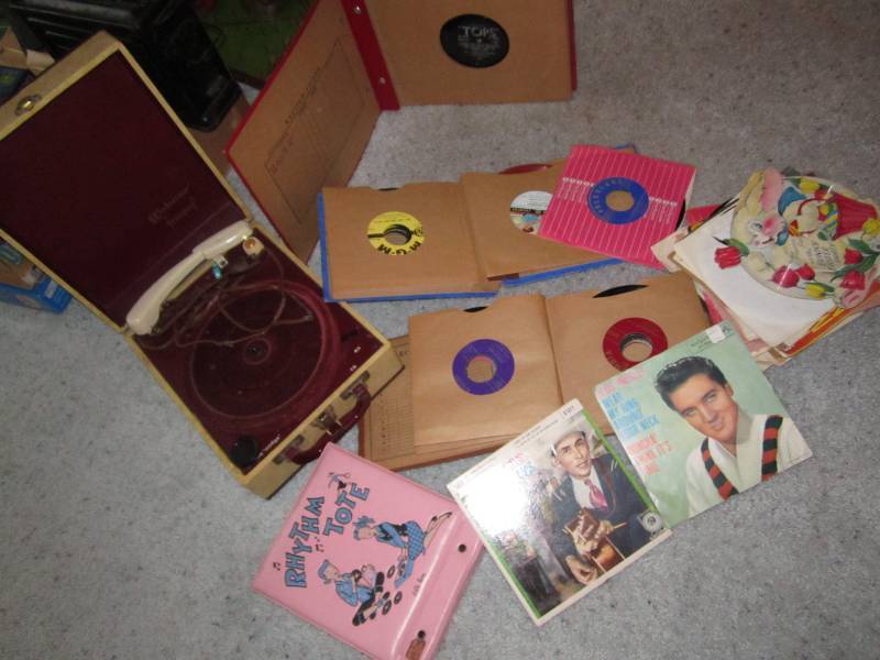 lot 5 image: Vintage record player for 45s...