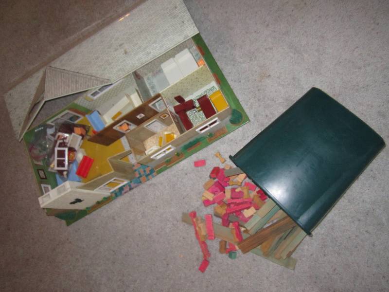 lot 11 image: Vintage metal doll house with furni...