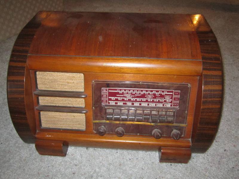 lot 21 image: Antique Philco tube radio...