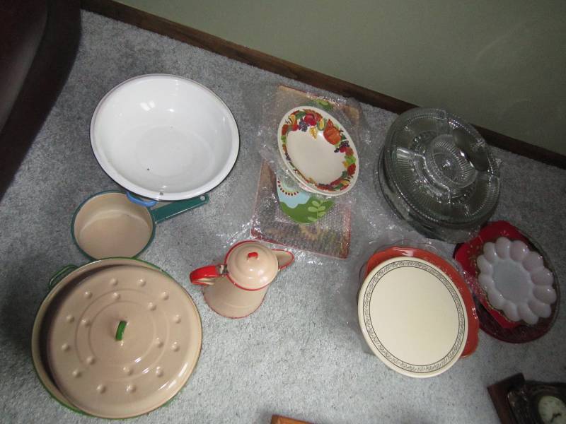 lot 28 image: Enamelware and serving plates...