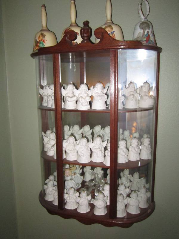 lot 30 image: Glass shelf with Goebel Angels, 197...