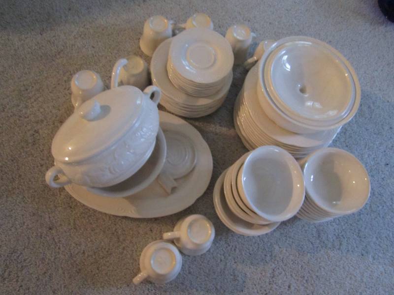 lot 33 image: Petzelgraff dishes...