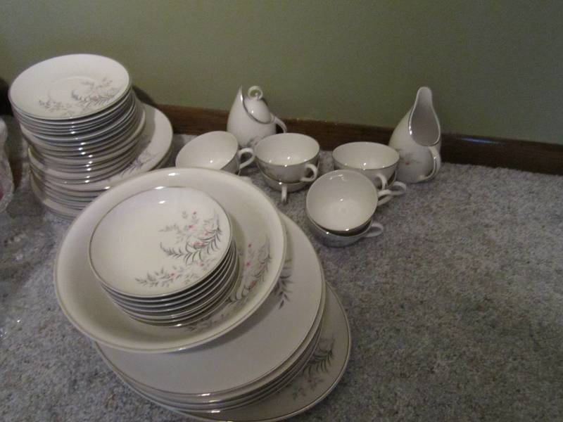 lot 35 image: Parisienne - Royal Jackson China...