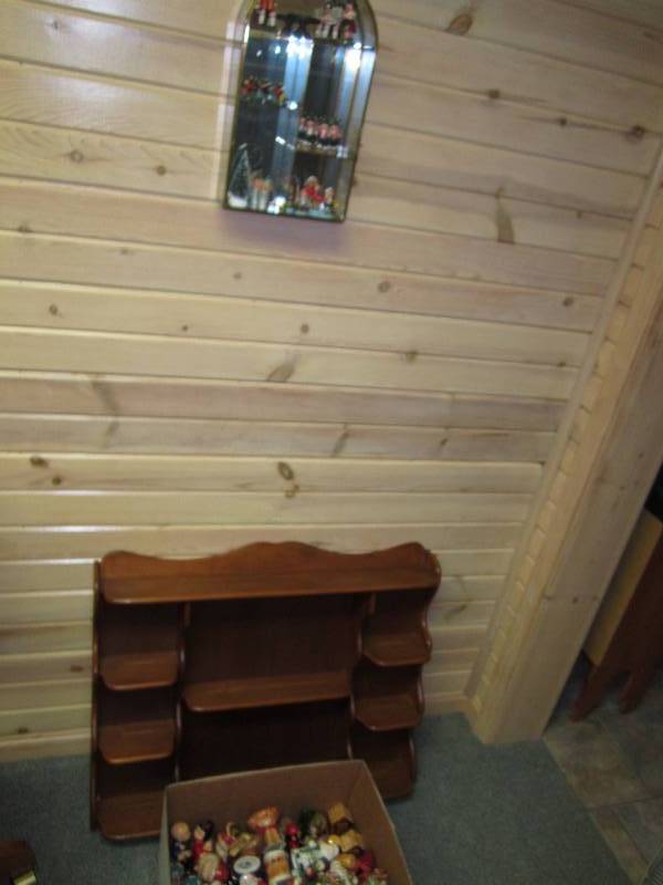 lot 52 image: Salt and pepper shakerswith shelf, ...