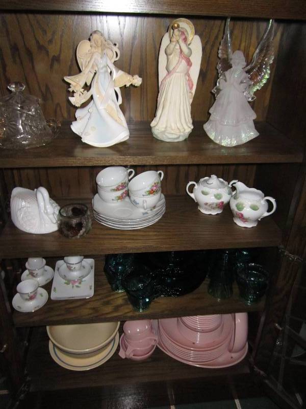 lot 75 image: Glassware and collectibles...