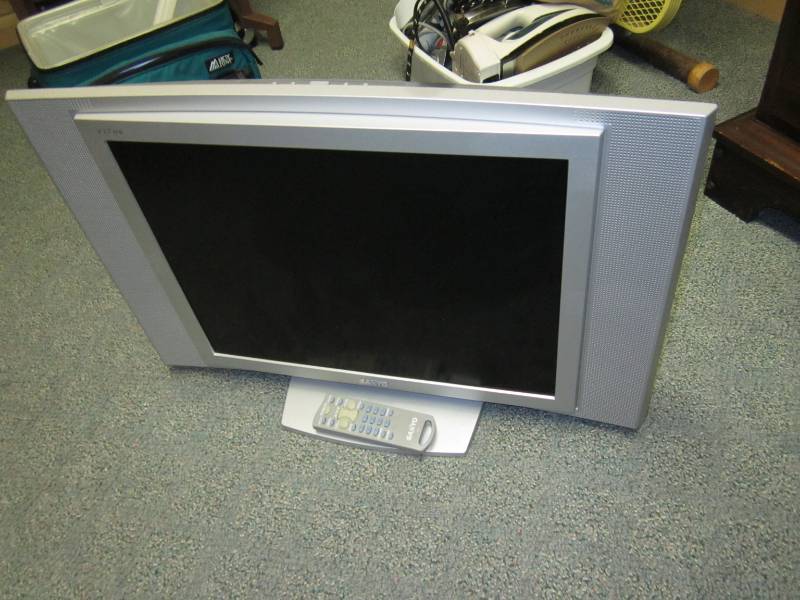 lot 85 image: Sanyo TV...