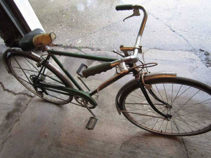 lot 95 image: Vintage Schwinn 5 speed bike...
