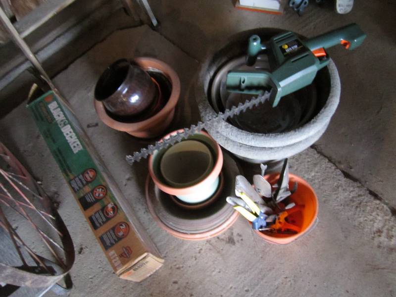 lot 120 image: Black & Decker hand trimmer, flower...
