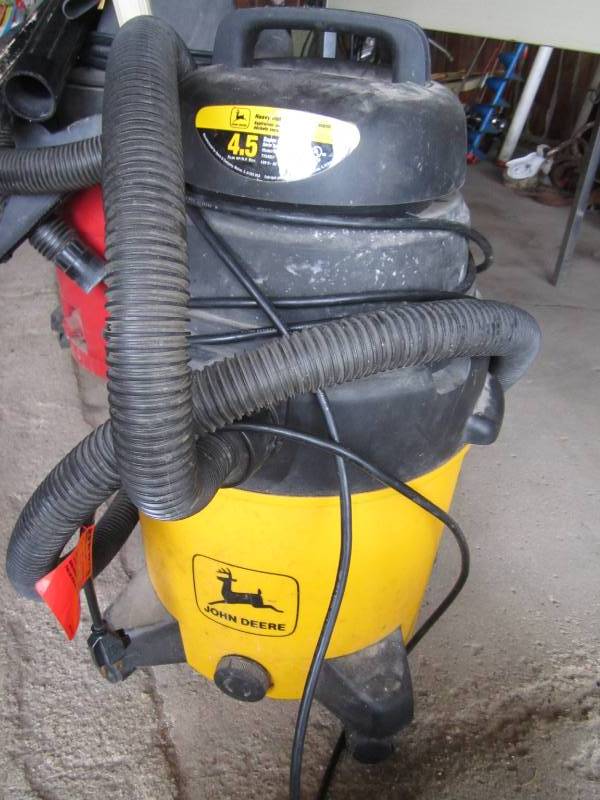 lot 132 image: John Deere shop vac - 4.5 gallon...