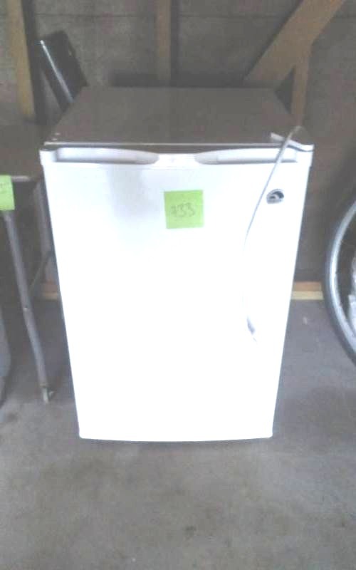 lot 6 image: Igloo Freezer 20x22x31 3.0 Cu. Ft.  Model FRF300
