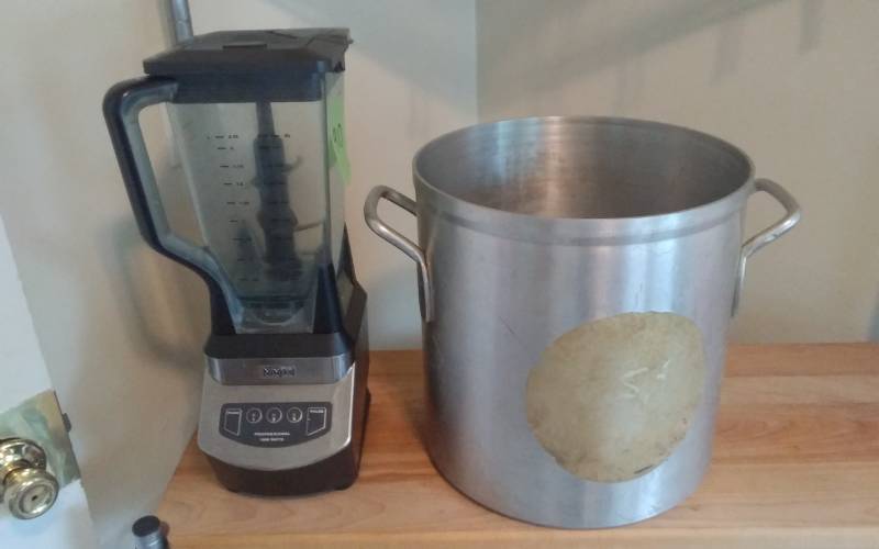 lot 26 image: Ninja Blender & Large Stock Pot