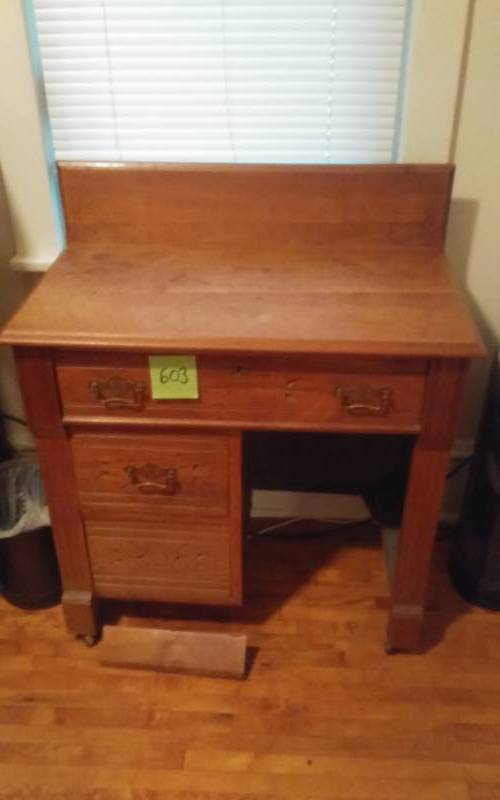 lot 31 image: Vintage Spoon Carved Desk On Casters 31x16x37