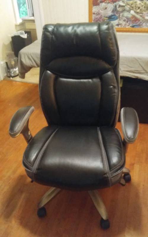 lot 63 image: Serta Executive Office Chair