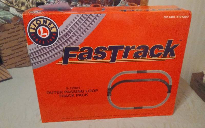 lot 68 image: Lionel Fastrack Outer Passing Loop Track Pack 6-12031
