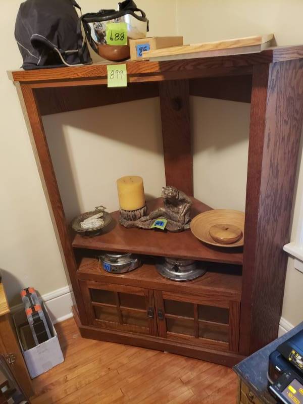 lot 92 image: Oak Corner Cabinet With 2 Door & Lower Storage 61x53x34