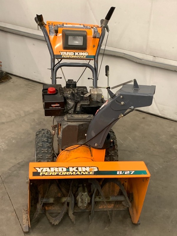 lot 1-A image: Yardman 8HP Snow Blower