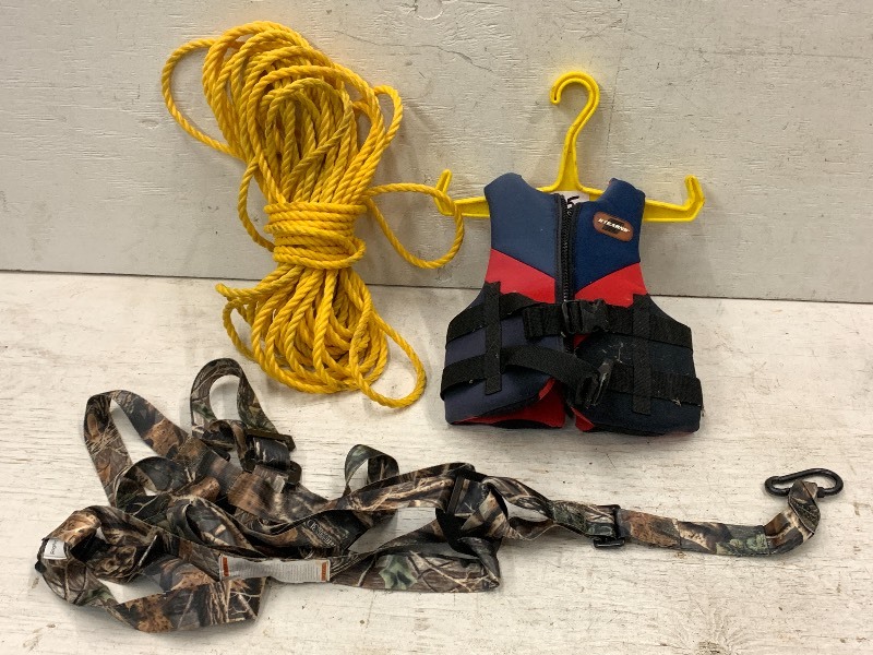 lot 45 image: Braided Rope, Life Vest, Deer Hanger, Treestand Harness