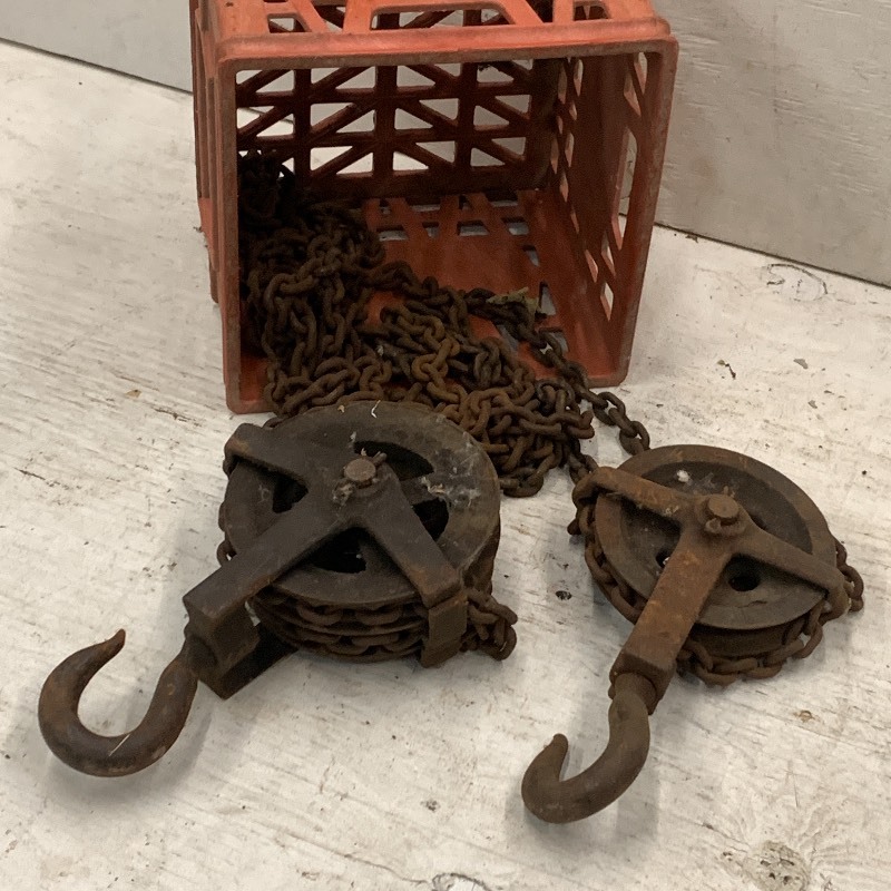 lot 48 image: Antique Cast Iron Chain Hoist With 516 Chain