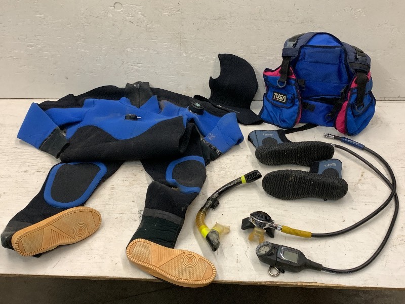 lot 64 image: Tote Full Of Diving Gear