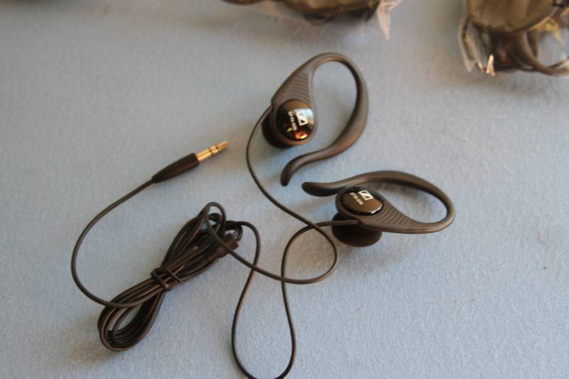 lot 49 image: Lot of Ten (10) NEW Sennheiser EP01 Lightweight Stereo Headphones