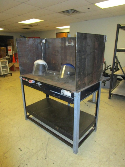lot 607 image: WELDING BENCH