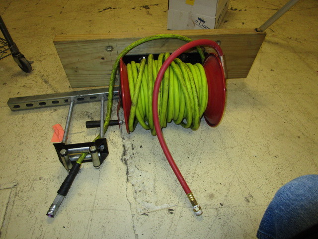 lot 609 image: AIR TOOL HOSE AND REEL