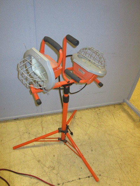 lot 619 image: HDX 1000-WATT TWIN HEAD WORKING LIGHT WITH STAND