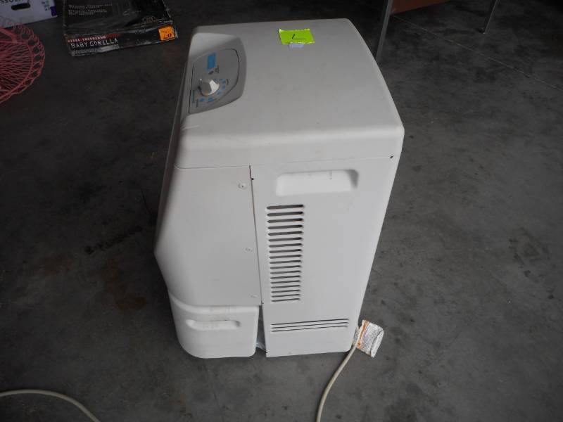 lot 7 image: Comfort-Aire Dehumidifier