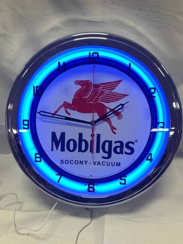 lot 52 image: Mobile Gas Neon Clock 15