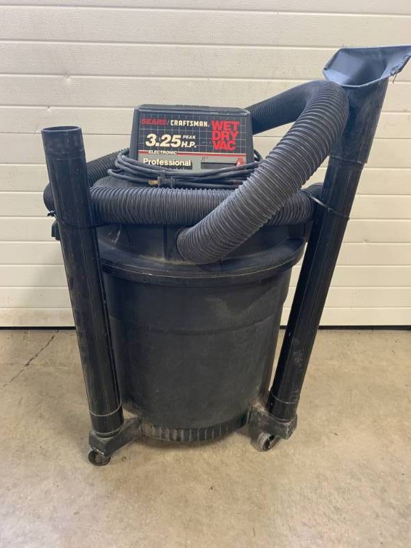 lot 72 image: Craftsman Professional 3.25 hp Wet  Dry Vacuum