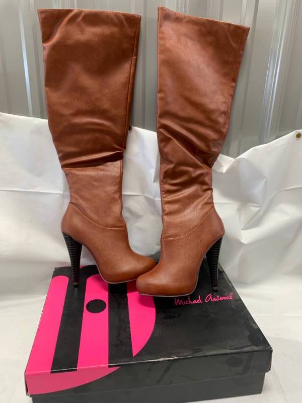 lot 91 image: New in Box Womens Leather Boots Size 6.5