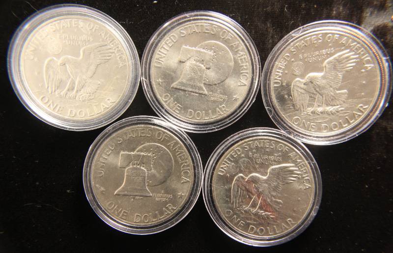 lot 28 image: GROUP OF 5 IKES IN AIRTITES (4 CLAD & 1-1971 SILVER PROOF)