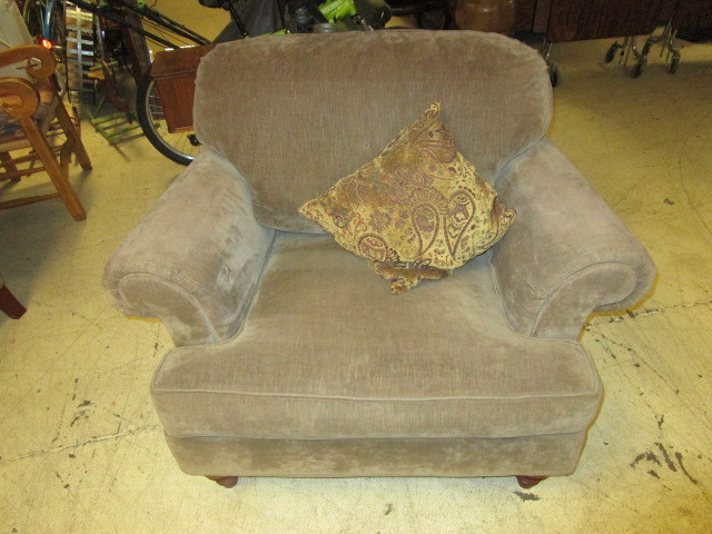 lot 710 image: ARMCHAIR WITH THROW PILLOW