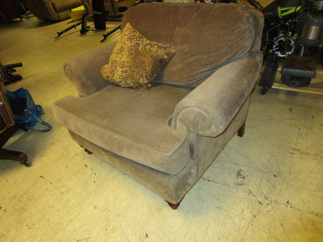 lot 711 image: ARMCHAIR WITH THROW PILLOW