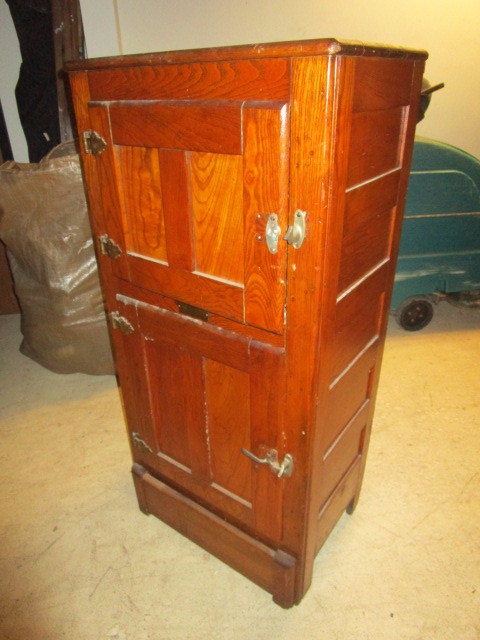 lot 717 image: GIBSON SOLID OAK STANDING ICE BOX