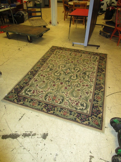 lot 719 image: AREA RUG