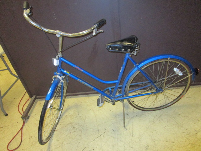 lot 732 image: SCHWINN COLLEGIATE BICYCLE