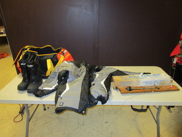 lot 735 image: WINTER OUTDOORS AND ICE FISHING GEAR
