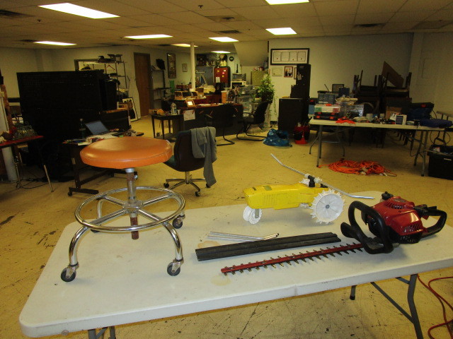 lot 742 image: HEDGE TRIMMER, SELF MOVING SPRINKLER AND STOOL