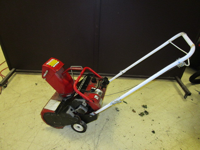 lot 743 image: SNAPPER 20 SNOW BLOWER