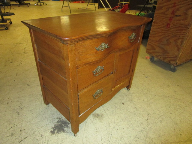 lot 752 image: ANTIQUE OAK WASH STAND