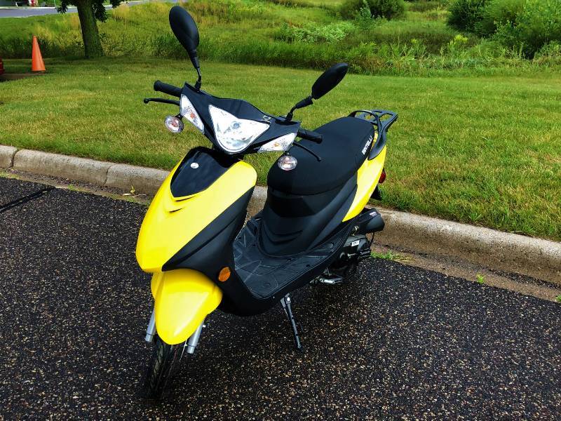 lot 4 image: 2018 Bintelli Sprint 49cc Scooter- New, Never Owned