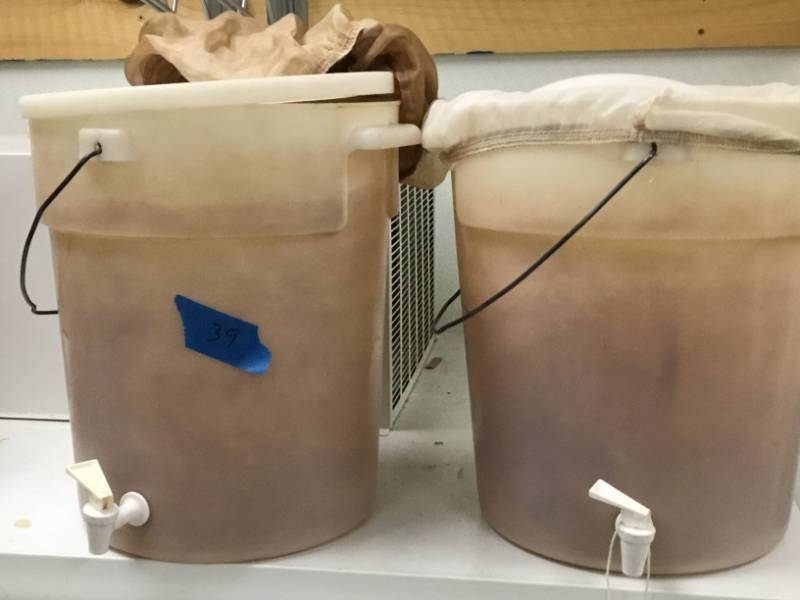 2 20 qt tea container with 2 filters and covers.