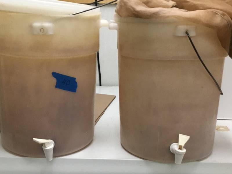 2 20 qt tea container with 1 filters and covers.