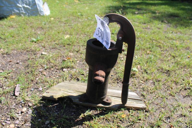 lot 530 image: Water Well Pump Head