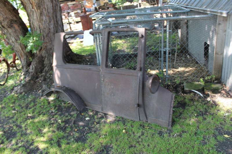lot 503 image: Ford Model T Right Side Panel with Door, Headlight Assembly