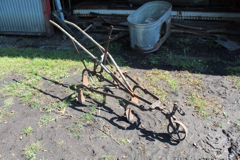 lot 512 image: Cultivator Farm Implement