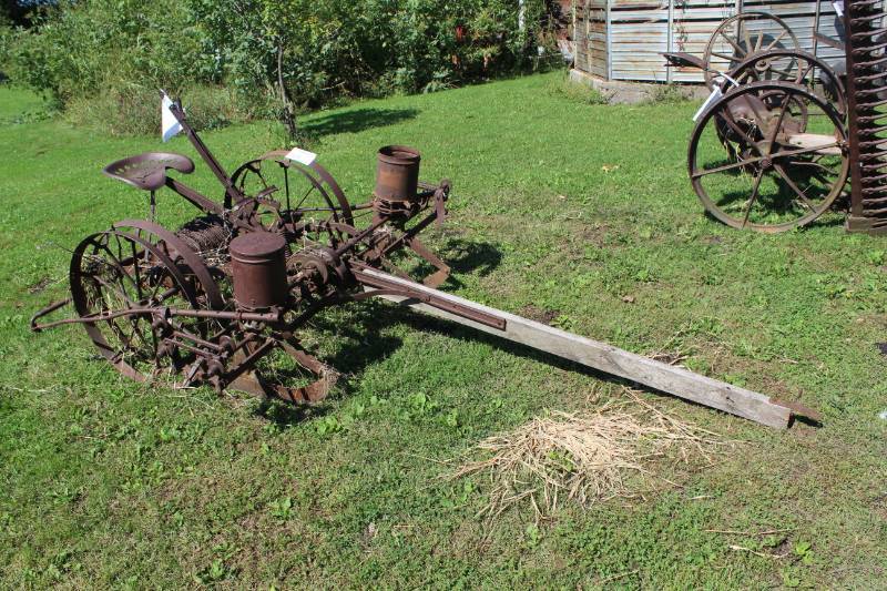 lot 508 image: John Deere Seeder Farm Implement